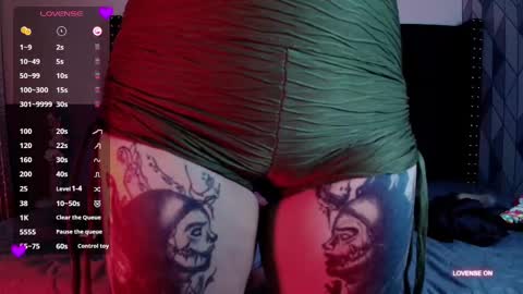 Snapshot of naturaltitss_ chatting on March 5, 8:42 pm Gwen online show from March 5, 8:42 pm