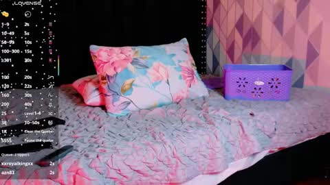 Snapshot of naturaltitss_ chatting on October 8, 7:42 pm Gwen online show from October 8, 7:42 pm