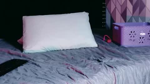 Snapshot of naturaltitss_ chatting on October 9, 7:52 pm Gwen online show from October 9, 7:52 pm