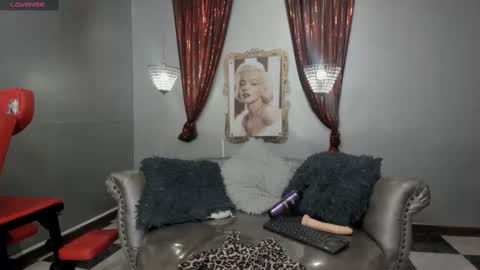 Snapshot of naughty_milf_esmeralda chatting on September 10, 2:23 am ESMERALDA online show from September 10, 2:23 am