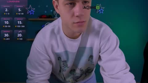 neo_raze_ online show from February 26, 8:01 pm