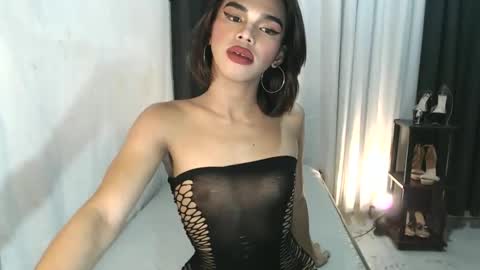 neomi online show from December 15, 6:15 pm