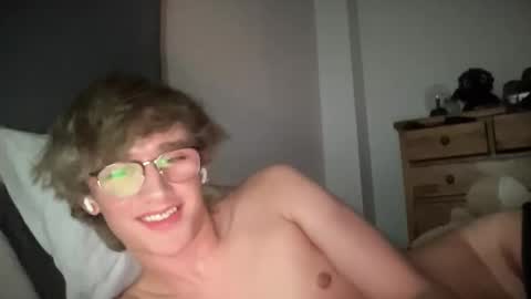 nerdytwink18 online show from February 10, 12:02 am