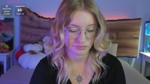 Snapshot of nerissa_xo chatting on October 3, 8:28 pm Nerissa online show from October 3, 8:28 pm