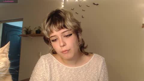 Snapshot of neurotic_witch chatting on October 2, 8:02 am Mar online show from October 2, 8:02 am