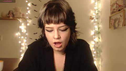 Snapshot of neurotic_witch chatting on October 17, 9:35 am Mar online show from October 17, 9:35 am