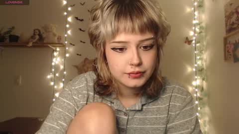 Snapshot of neurotic_witch chatting on October 10, 10:43 am Mar online show from October 10, 10:43 am