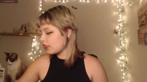 Snapshot of neurotic_witch chatting on October 6, 3:13 am Mar online show from October 6, 3:13 am