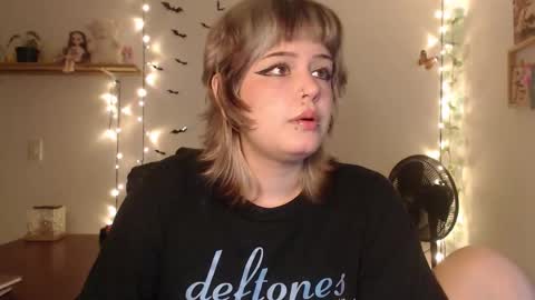 Snapshot of neurotic_witch chatting on October 1, 7:51 am Mar online show from October 1, 7:51 am