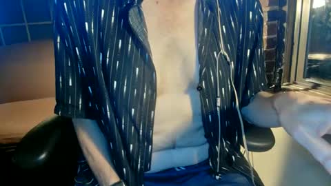 Snapshot of nfgwholoves2cum chatting on September 14, 2:58 am NFG  Nice Friendly Guy  Dick online show from September 14, 2:58 am