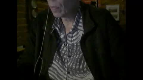Snapshot of nfgwholoves2cum chatting on October 12, 3:32 am NFG  Nice Friendly Guy  Dick online show from October 12, 3:32 am