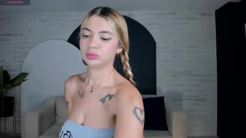 Snapshot of niaholland chatting on October 5, 5:20 pm SQUIRTER DOLL online show from October 5, 5:20 pm