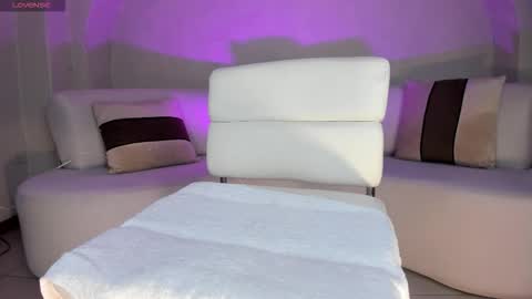 SQUIRTER DOLL    online show from March 6, 8:41 pm