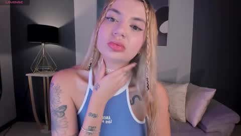 Snapshot of niaholland chatting on September 14, 11:17 pm SQUIRTER DOLL online show from September 14, 11:17 pm