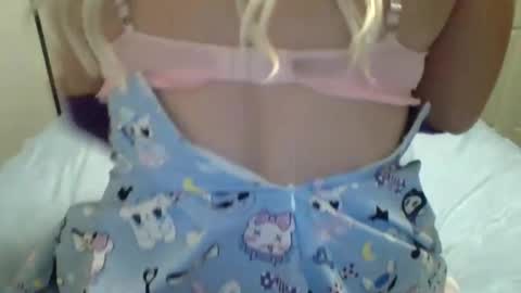 Snapshot of nicedickguy98 chatting on January 15, 3:22 am Ava Angel online show from January 15, 3:22 am