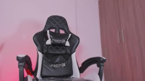 Snapshot of nickyblazze_ chatting on October 18, 2:43 pm Nicky online show from October 18, 2:43 pm
