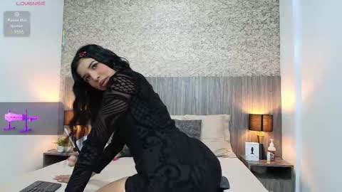 Nicol Alvarez online show from November 27, 8:05 pm