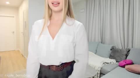 Snapshot of nicole_blueberry chatting on September 29, 8:30 pm Nicole online show from September 29, 8:30 pm