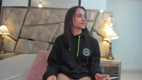 nicole online show from December 23, 4:33 am