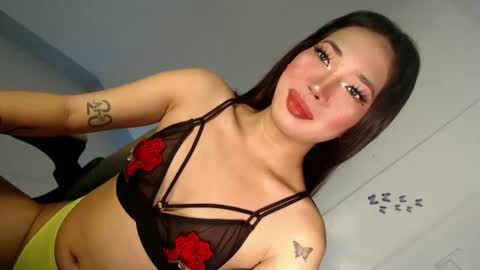 nicole_buntog online show from December 1, 5:15 pm