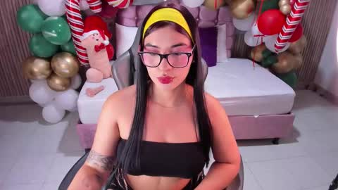 nicolee19_ online show from December 19, 1:28 pm