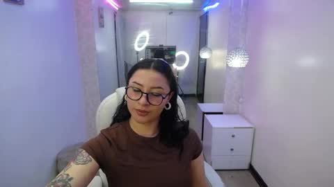 nicolee_8 online show from September 12, 4:25 am