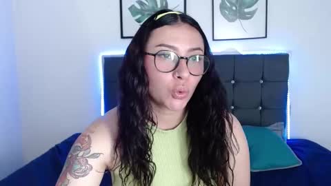 nicolee_8 online show from September 24, 3:35 am