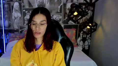 Snapshot of nicolee_angels chatting on February 9, 2:18 pm N i c o l e online show from February 9, 2:18 pm