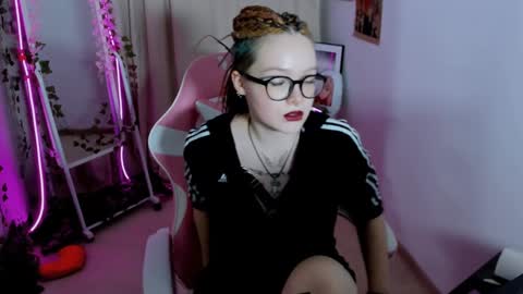 Snapshot of nicolefloret chatting on February 5, 3:34 am Nicole online show from February 5, 3:34 am