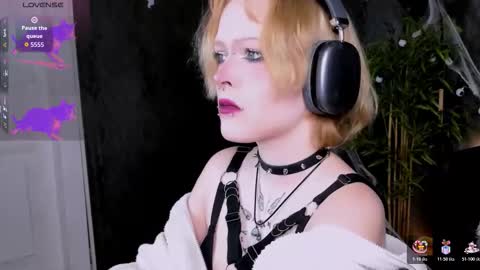 Snapshot of nicolefloret chatting on October 18, 8:24 pm Nicole online show from October 18, 8:24 pm