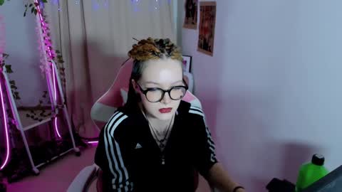 Snapshot of nicolefloret chatting on February 5, 12:31 am Nicole online show from February 5, 12:31 am