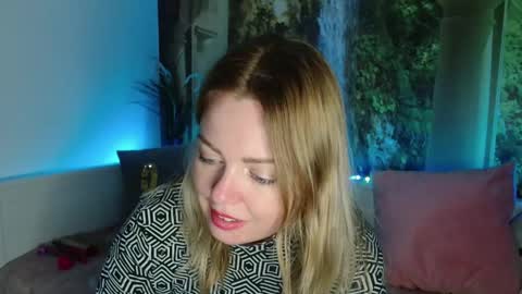 Snapshot of nicolelinharts chatting on March 1, 4:44 pm Birthday online show from March 1, 4:44 pm