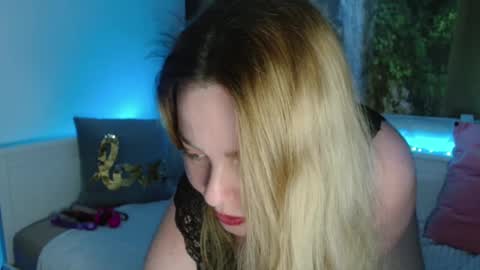 Snapshot of nicolelinharts chatting on February 16, 11:05 pm Birthday online show from February 16, 11:05 pm
