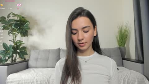 Snapshot of nicoleluuv chatting on January 23, 4:15 pm Dua Lipa online show from January 23, 4:15 pm