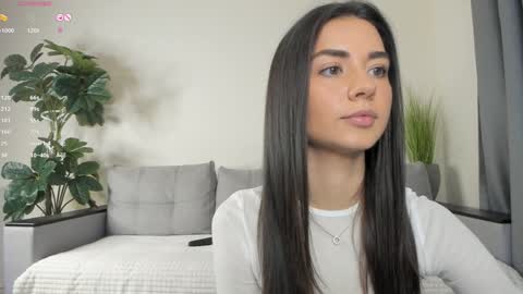 Snapshot of nicoleluuv chatting on January 19, 1:01 pm Dua Lipa online show from January 19, 1:01 pm