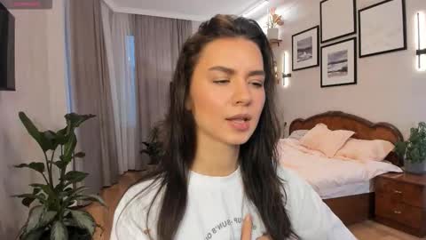 Snapshot of nicoleluuv chatting on October 24, 1:34 pm Dua Lipa online show from October 24, 1:34 pm