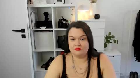 Holly online show from February 25, 8:51 am