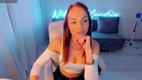 Snapshot of nikki_blondiee chatting on October 1, 4:44 am nikki_blondiee online show from October 1, 4:44 am