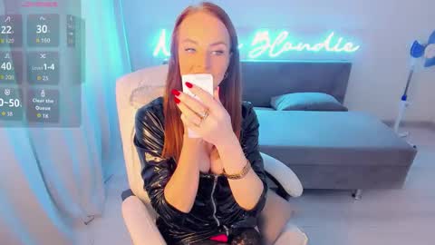 Snapshot of nikki_blondiee chatting on October 20, 3:00 am nikki_blondiee online show from October 20, 3:00 am