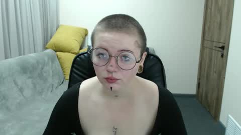 Snapshot of nikkysnow chatting on October 3, 8:22 am nikkysnow online show from October 3, 8:22 am