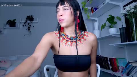 Snapshot of nikol_je chatting on October 2, 9:35 pm Nicole cam online show from October 2, 9:35 pm