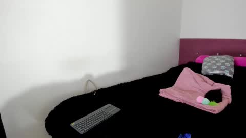 Snapshot of nikoleevanss chatting on October 7, 5:25 am Nikole online show from October 7, 5:25 am