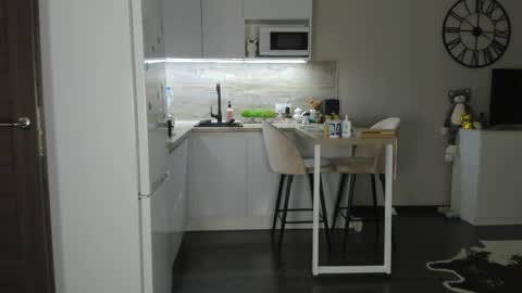 Bella online show from April 3, 5:09 pm