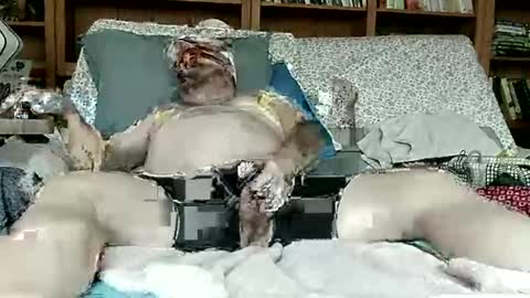 Snapshot of nip_fun_bear chatting on October 18, 8:46 pm Nip Fun Bear online show from October 18, 8:46 pm