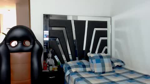 Noah Harris01 online show from December 2, 12:58 pm