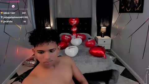 noah_smith04 online show from February 15, 9:48 pm