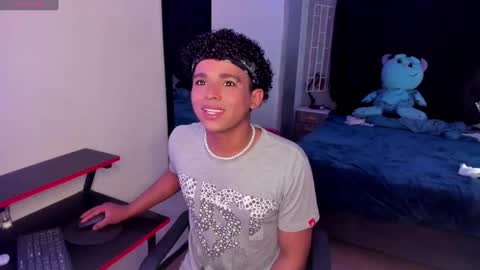 noah_smith04 online show from September 24, 5:47 am