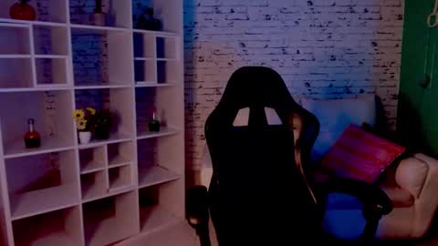 Snapshot of noeva_ chatting on October 18, 12:15 am Noeva online show from October 18, 12:15 am
