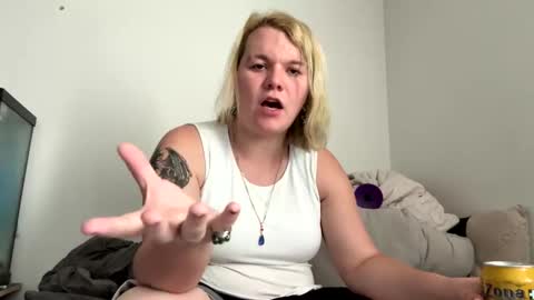 Snapshot of novamay96 chatting on October 1, 10:19 pm novamay96 online show from October 1, 10:19 pm