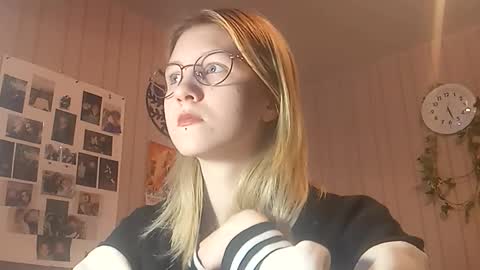 Sari  It is my first day  online show from February 9, 2:21 pm